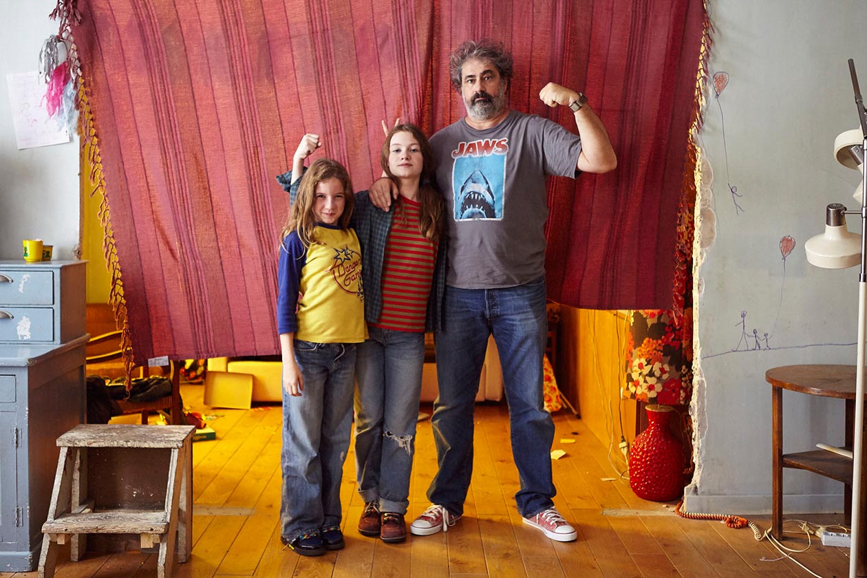 Denis Patar es un padre cariñoso, pero con exceso de trabajo, que lucha sólo para sacar adelante a sus hijas, Janis de 13 años y Mercredi de 9 años. Una noche olvida recoger a una de sus hijas en la escuela y una trabajadora social se da a la tarea de investigar el funcionamiento de la familia Patar.