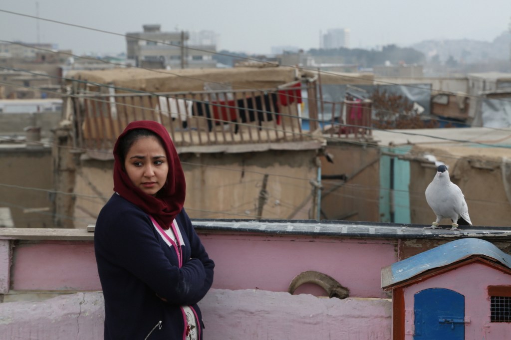 Sahraa Karimi: la cineasta afgana que logró salir de Kabul