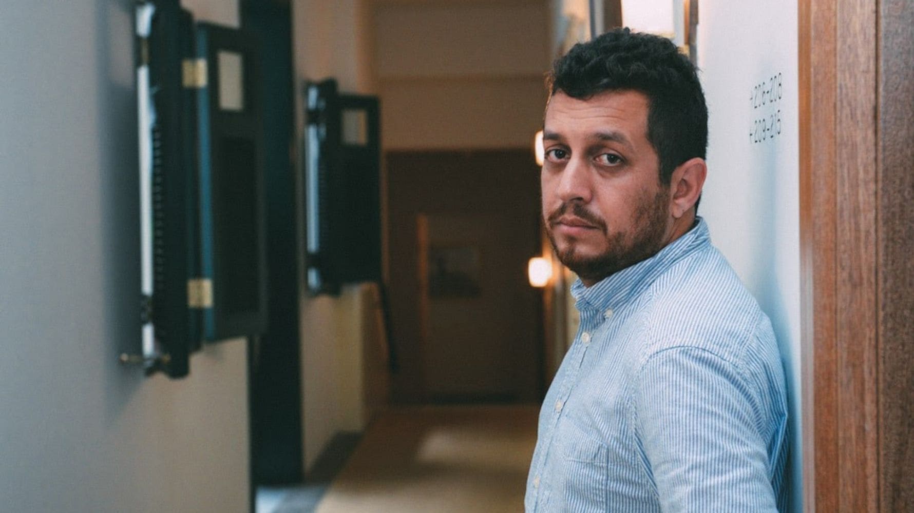 Acusan de violencia contra mujeres al director Julio Hernández Cordón