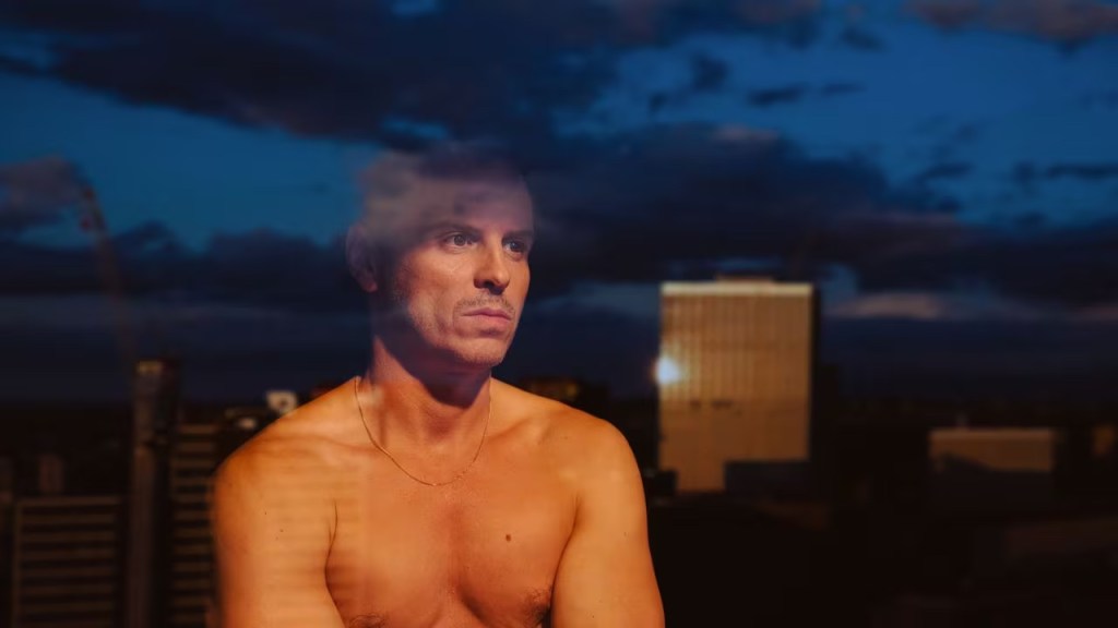 Todos somos extraños: catártico retorno al hogar perdido