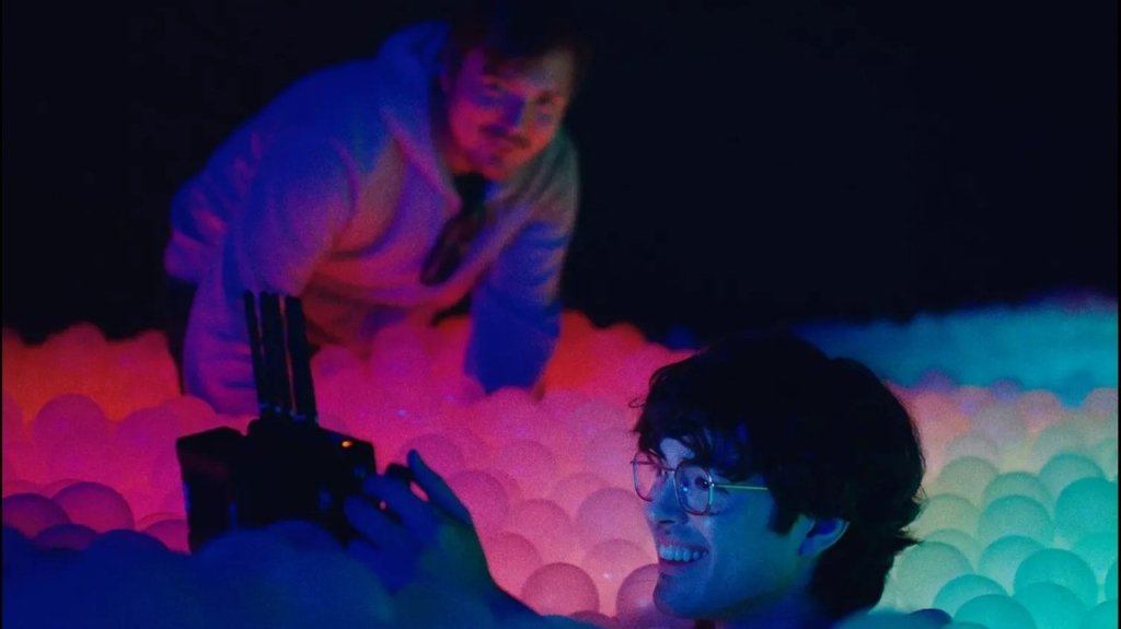 Twinless: el arte de convertir las mentiras y los celos en algo adorable 1 'Twinless' (James Sweeney, 2025)